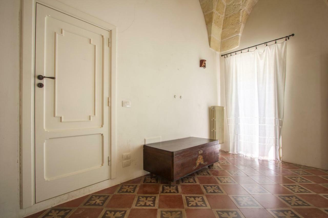 Explore The Historic City On Foot From An Old Town House เลชเช ภายนอก รูปภาพ