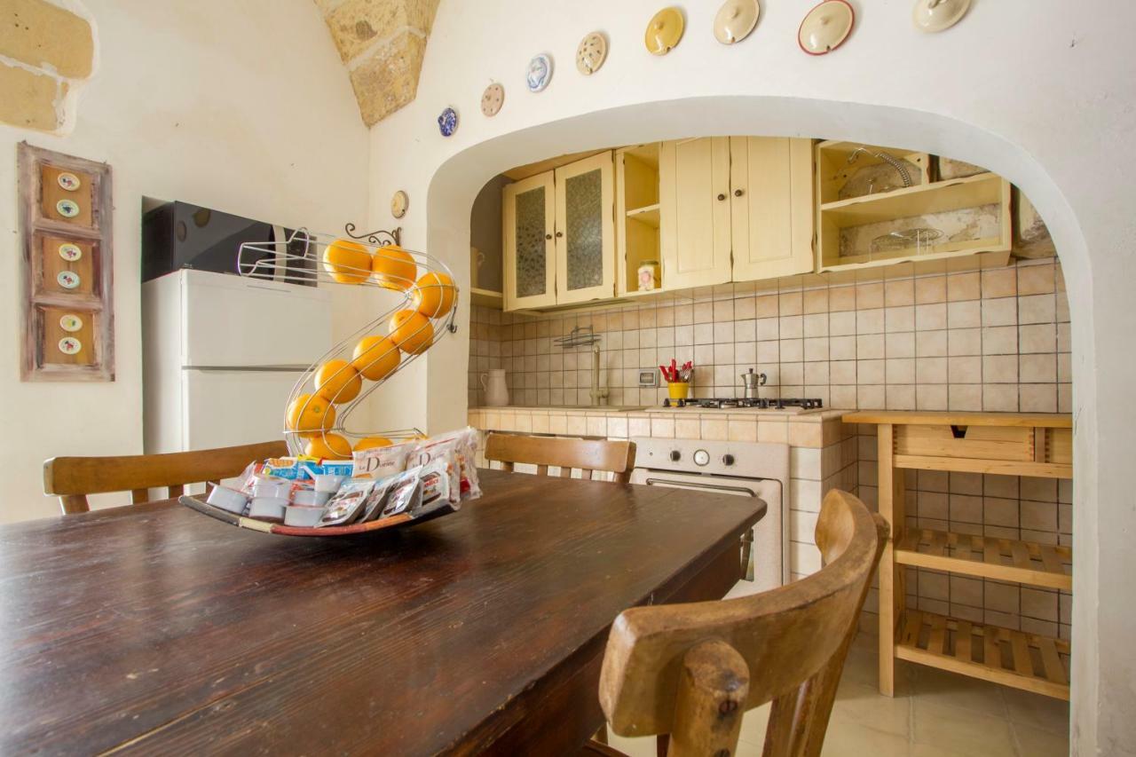 Explore The Historic City On Foot From An Old Town House เลชเช ภายนอก รูปภาพ
