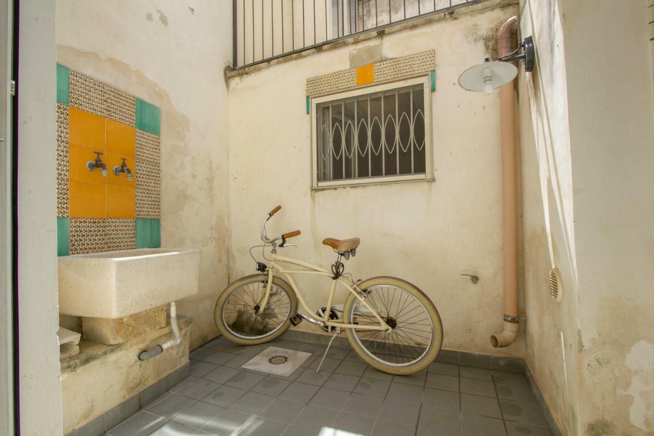 Explore The Historic City On Foot From An Old Town House เลชเช ภายนอก รูปภาพ